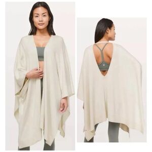 Lululemon Athletica Free To Coast Wrap in Heathered Dove Grey One Size